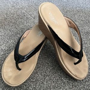 Womens Vionic patent leather wedge sandal, EUC